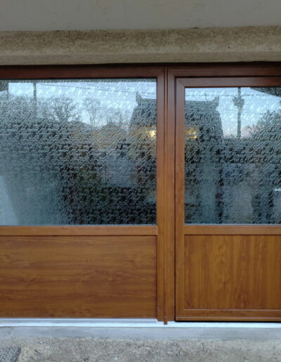 Porte d’entrée PVC chêne doré en rénovation de maison